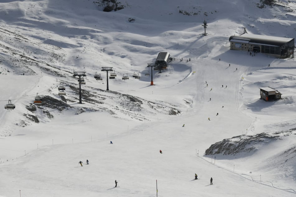 Skifahrer sind 2021 auf dem Zugspitzplatt unterwegs.