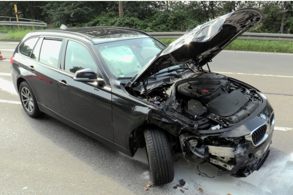 Der BMW und ein VW Golf wurden bei dem Unfall stark beschädigt.