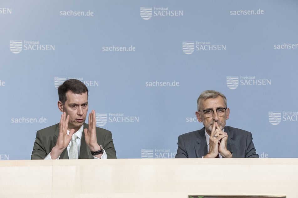 Innenminister Armin Schuster (64, CDU) berichtete zusammen mit dem Präsidenten der Landesdirektion Sachsen, Béla Bélafi (51, CDU, l.), vom Start des Landesausreisezentrums.