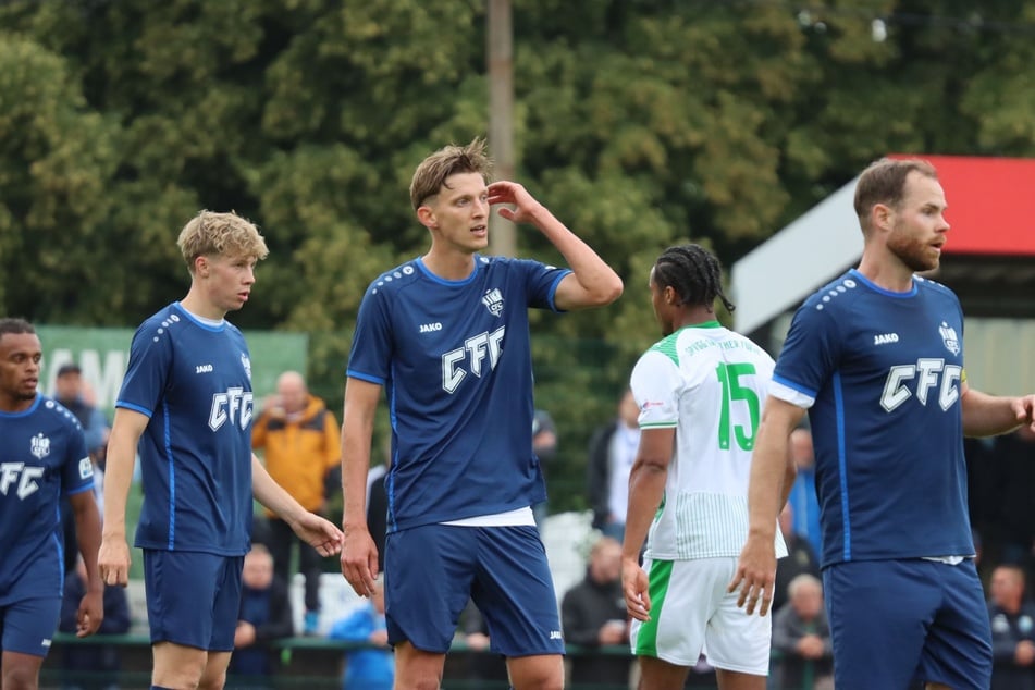 Innenverteidiger Felix Müller (M.) stand nach seiner Rückkehr zum CFC in Frankenberg erstmals wieder auf dem Platz.