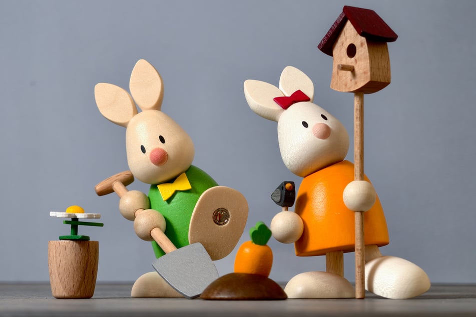 Anlässlich des diesjährigen Osterfestes gibt es seit März "Emma mit Vogelhaus" (r.).