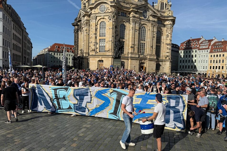 Zahlreiche Eislöwen-Fans fanden sich am Mittwoch vor der Frauenkirche ein.