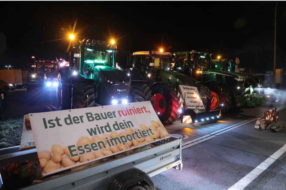 In Radeburg demonstrieren Bauern von dem Lidl-Logistikzentrum.