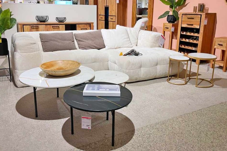 Bei porta Wiedemar gibt's das neue Sofa, den Couchtisch und weitere Wohnzimmer-Möbel super günstig.