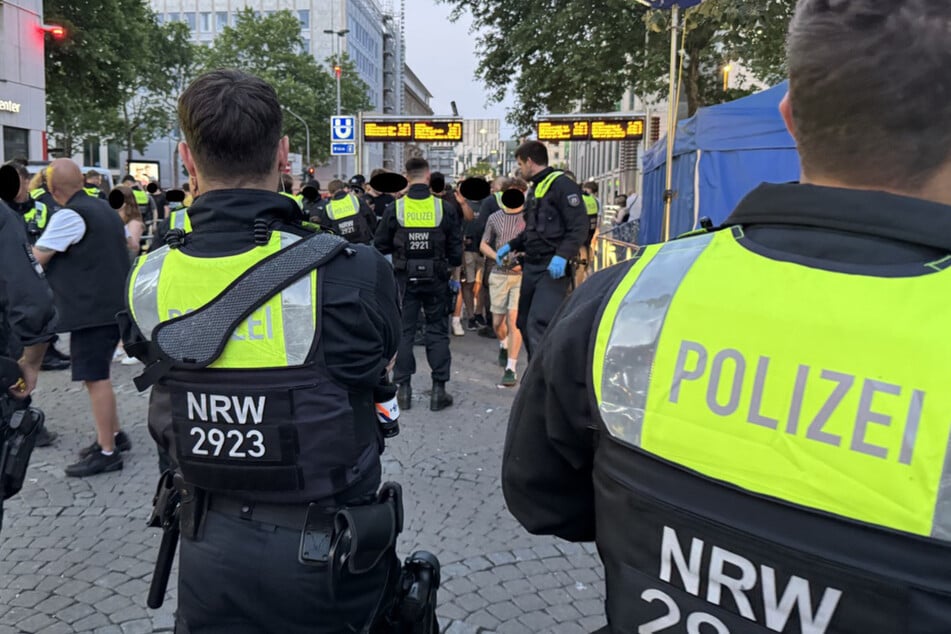 Großeinsatz der Düsseldorfer Polizei: Über 8700 Personen kontrolliert, mehrere Waffen sichergestellt