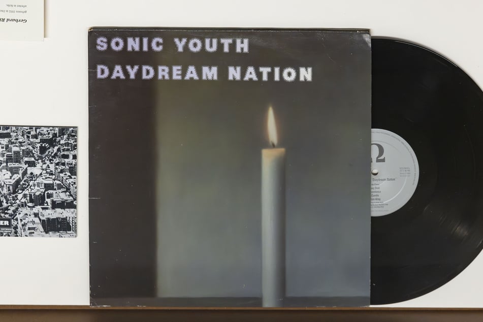 Spuren in der Pop-Kultur: Das Cover des Vinyl-Albums "Daydream Nation" (1988) der US-Alternative-Rockband Sonic Youth mit Richters "Kerze" (1983), ausgelegt in einer Tisch-Vitrine, ist heute kaum mehr bezahlbar.