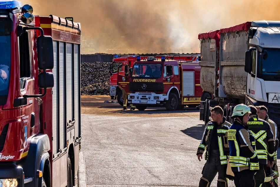 Die Feuerwehr muss einen Brand auf einem Firmengelände östlich von Berlin löschen. (Symbolfoto)