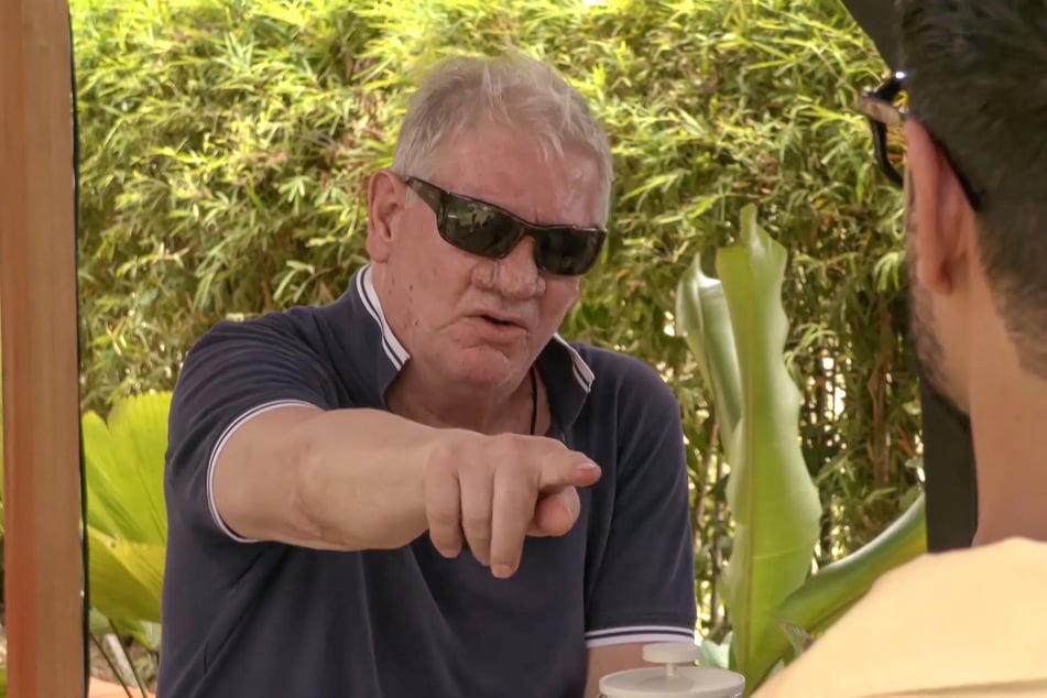 Mutmaßlich ist es Martin Angelo (32), mit dem der Schauspieler nicht klarkommt.