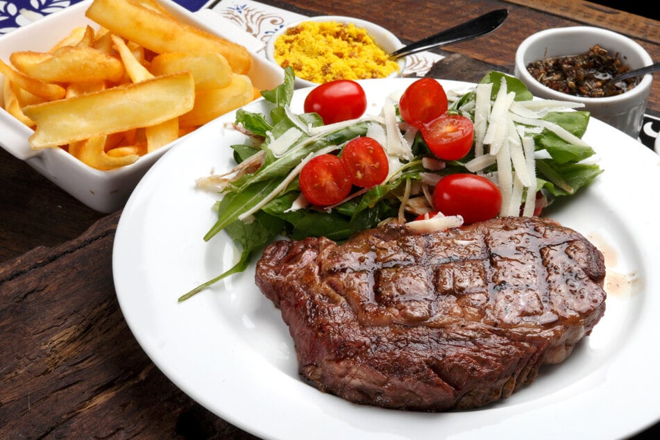 Mann will Steak in Restaurant essen: Als er auf den Kassenbon schaut, verzweifelt er