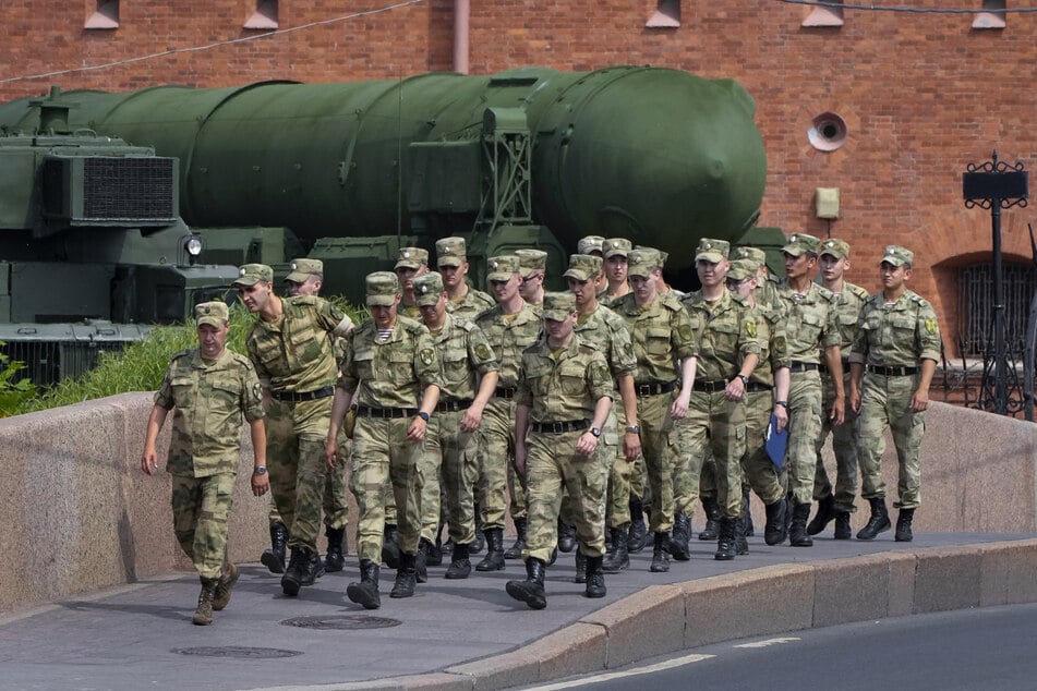 Mitglieder der Russischen Nationalgarde (Rosgwardija) marschieren.