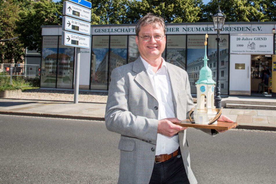 Der von Torsten Kulke (56) als Modell gezeigte Pavillon stößt nicht überall auf Gegenliebe.