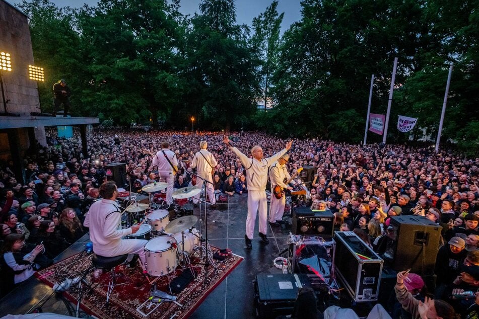 Die Band Kraftklub ließ sich vor dem Schauspielhaus feiern und bewarb erfolgreich ihre neue Tour.