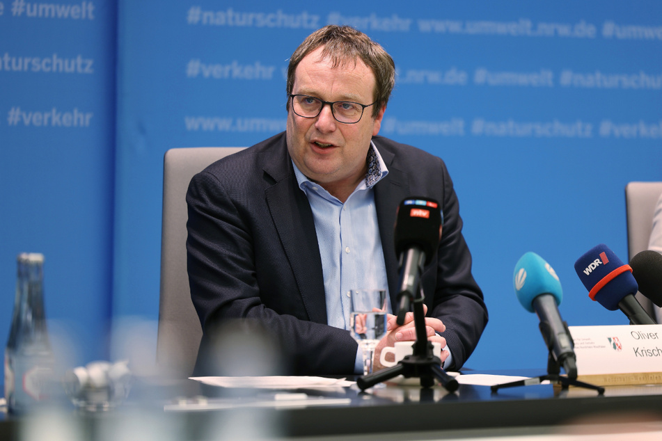 NRW-Verkehrsminister Oliver Krischer (53, Grüne) fiebert dem Verkaufsstart des Deutschlandtickets entgegen.
