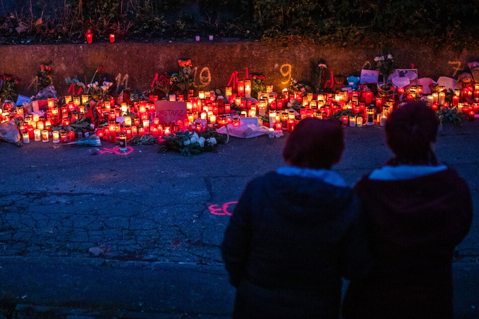 Am vergangenen Dienstag (6. Dezember) brannten zur blauen Stunde zahlreiche Kerzen am Tatort des Messerangriffs auf die zwei Teenager.