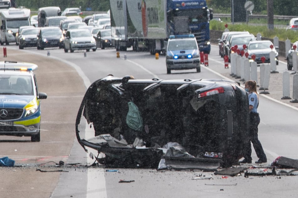 Unfall A1: Kölner überschlägt sich auf der A1, Hubschrauber fliegt ihn in eine Klinik