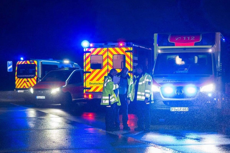 Die A14 musste in Richtung Nossen für mehrere Stunden komplett gesperrt werden. Zahlreiche Rettungskräfte waren im Einsatz.