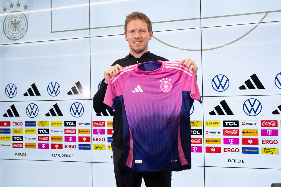 Der offizielle DFB-Ausrüster Adidas landete mit dem neuen Ausweichtrikot ebenfalls einen wahren Verkaufsschlager.