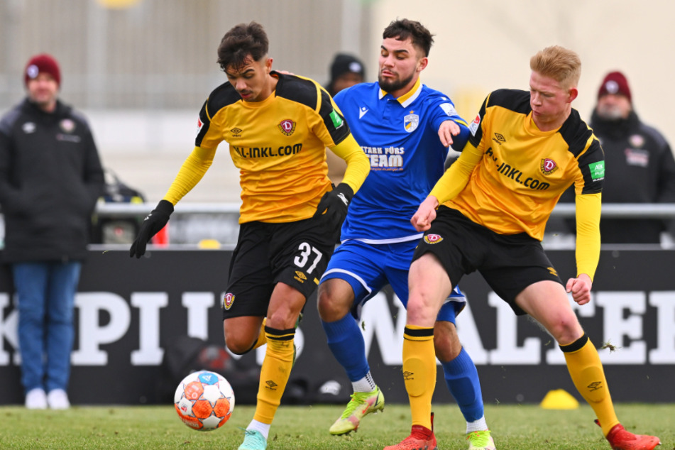 Lennard Becker (16, r.) schnupperte bei der 0:3-Niederlage von Dresden im Januar 2022 gegen den FC Carl Zeiss Jena bereits bei den Profis rein.
