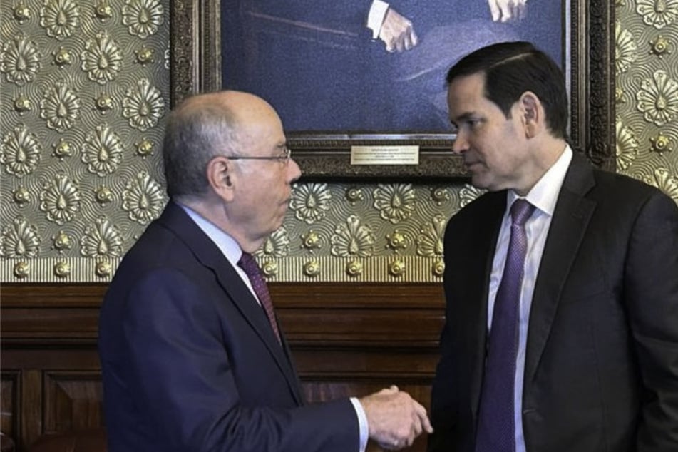 Brazilian Foreign Minister Mauro Vieira (l.) speaks with US Secretary of State Marco Rubio in Washington DC on October 16, 2025.