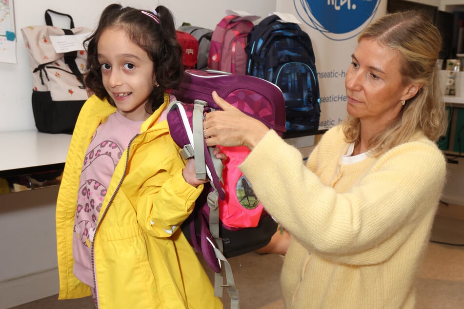 Fatima (6) freut sich über ihren ersten eigenen Schulranzen.