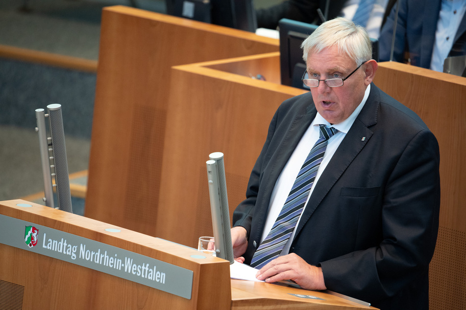 Gesundheitsminister Karl-Josef Laumann (64, CDU) hat verkündet, dass die Corona-Regeln in NRW weiter gelockert werden.