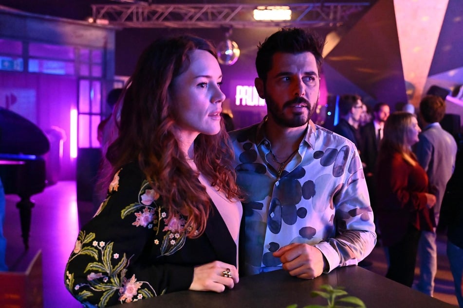 Emma (Luisa Binger) merkt, dass Matteo (Riccardo Angelini) immer noch nicht ganz über Nathalie hinweg ist.