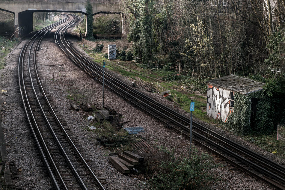 In London wurde vor mehr als zwei Jahren die Leiche eines Teenagers auf Bahngleisen gefunden. (Symbolbild)