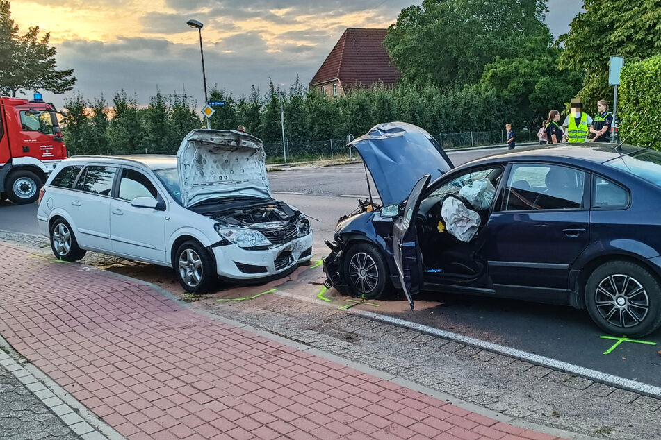 Am Sonntagabend sind in Hollern-Twielenfleth zwei Autos frontal zusammengestoßen. Drei Menschen wurden schwer verletzt.