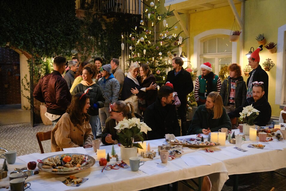 Auch privat verbringen die Schauspielerinnen und Schauspieler das Weihnachtsfest mit Freunden und Familie.