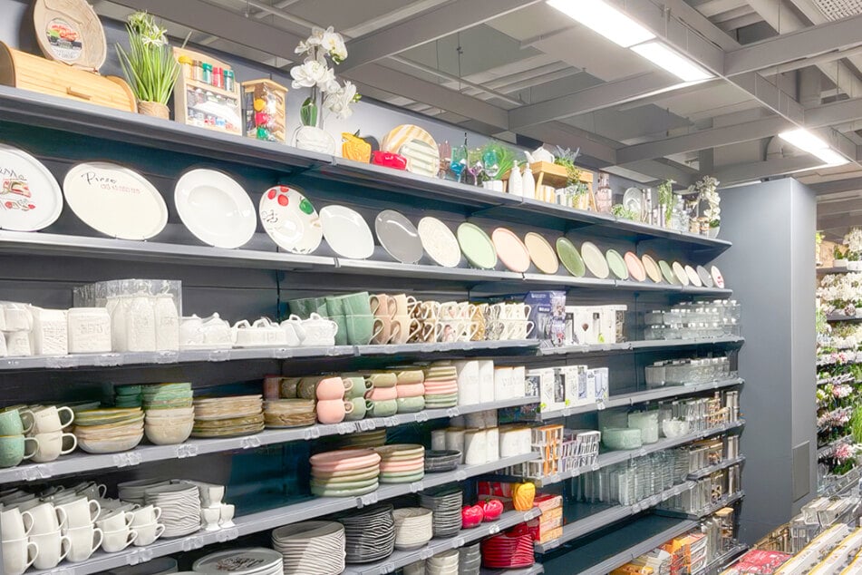 Neben Möbeln, Tischen und Stühlen finden sich auch preisgünstige Haushaltswaren im Sortiment.