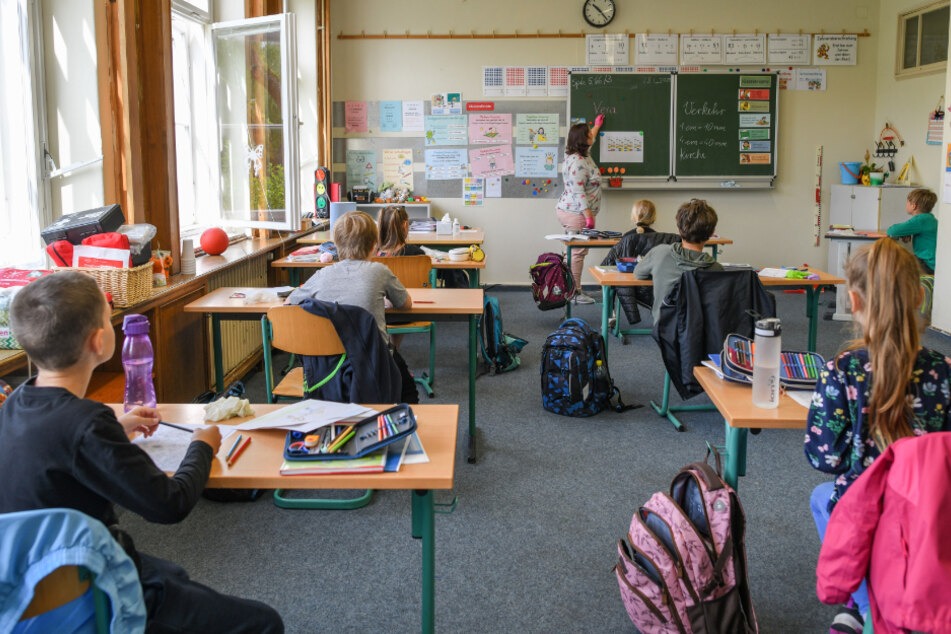Noch herrscht Abstand zwischen den Schülern dieser Klasse, doch im Norden soll die Regel bald wegfallen. (Symbolbild)