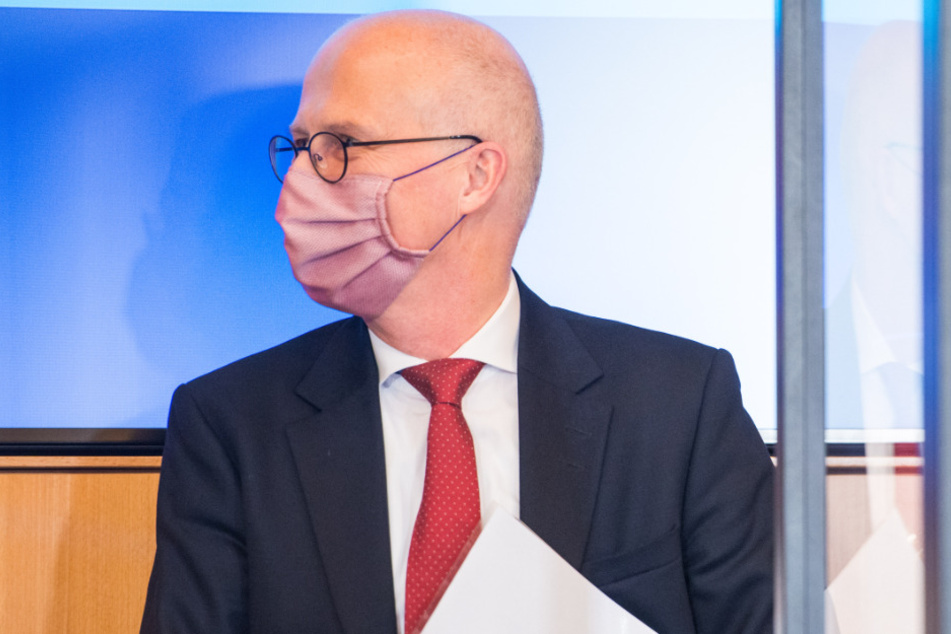 Peter Tschentscher (SPD) trägt im Rathaus während einer Pressekonferenz seine Mund-Nasen-Bedeckung.