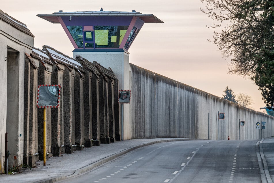 Für eine Drohne sind die Mauern der Justizvollzugsanstalt Straubing kein Hindernis.
