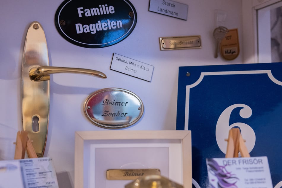 Schilder, Türklingeln und Visitenkarten finden sich im privaten "Lindenstraße"-Museum.