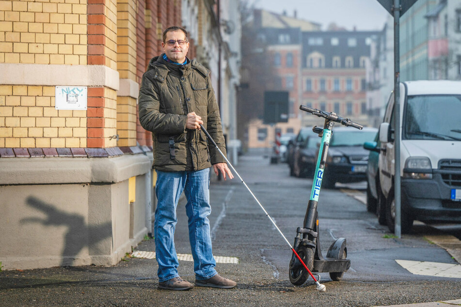 Gefahr für Blinde: E-Scooter stehen ständig im Weg!