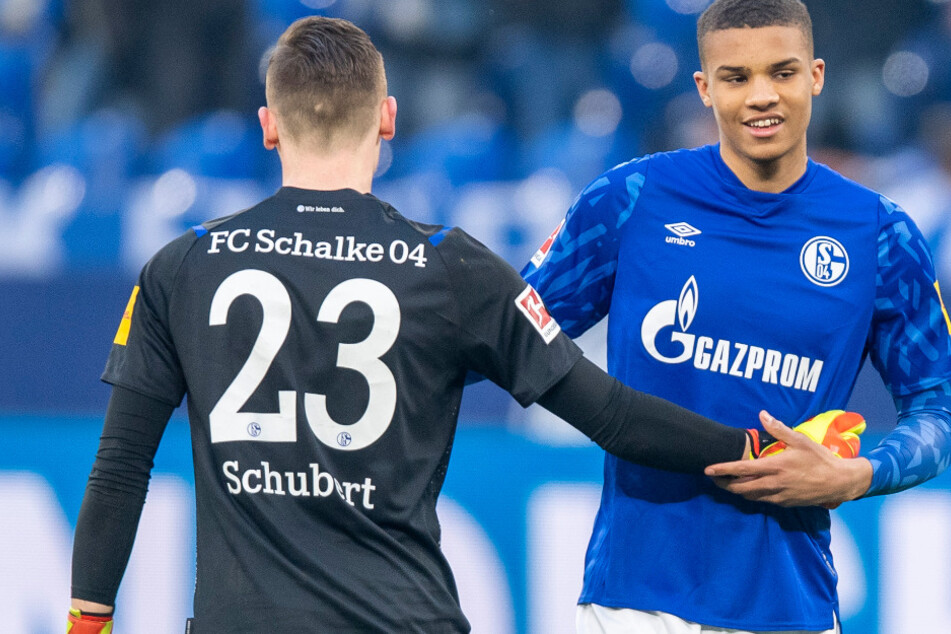 Schalkes Torwart Markus Schubert (l.) und Malick Thiaw klatschen sich nach dem Schlusspfiff gegen die TSG 1899 Hoffenheim ab. Es war Thiaws Debüt.