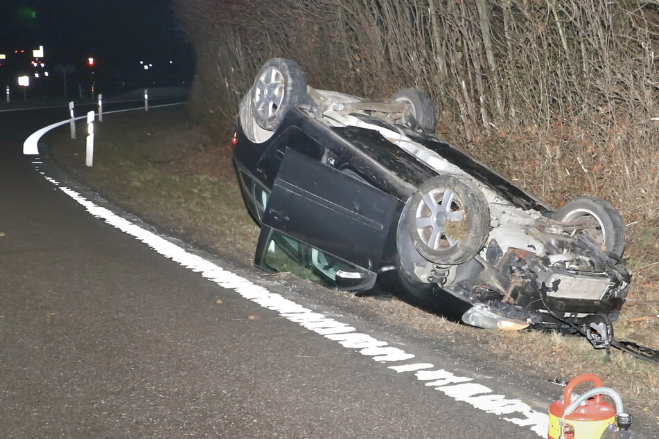VW überschlägt sich bei Autobahnabfahrt: Fahrer hat Glück im Unglück