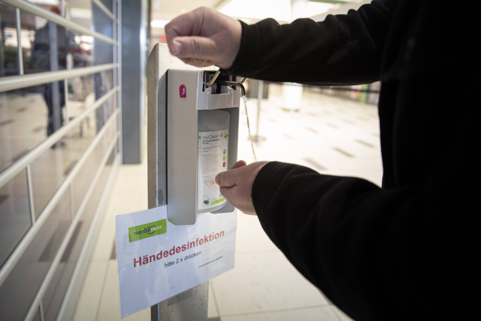 Desinfektionsmittelspender finden sich vor allem größeren Märkten und Einkaufszentren.
