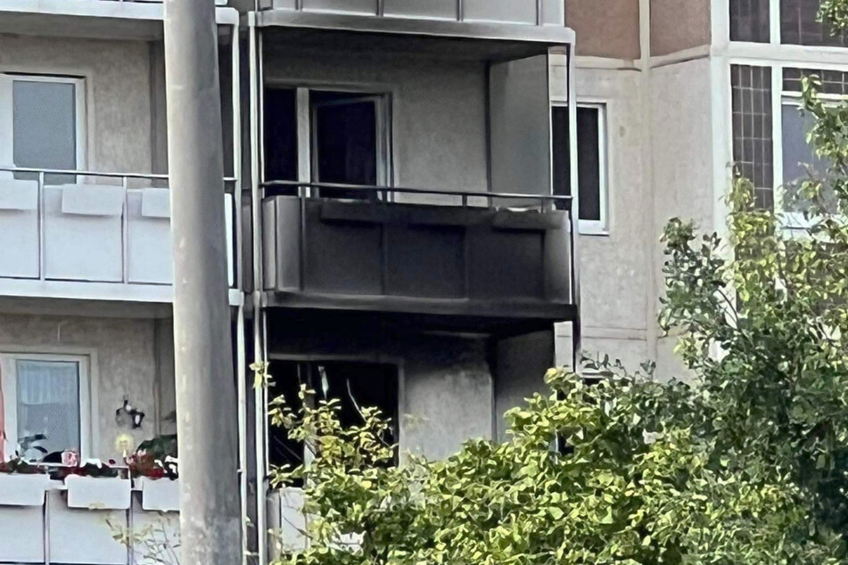 Diese Wohnung wurde bei dem Brand schwer beschädigt, ebenso Teile der Fassade und der darüberliegende Balkon.