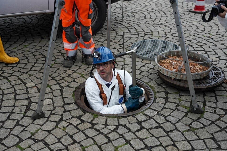 Dann geht es hinab in den Kanal über einen Gulli am Tröndlinring. Die ältesten Abwasserkanäle der Stadt wurden um 1850 errichtet.