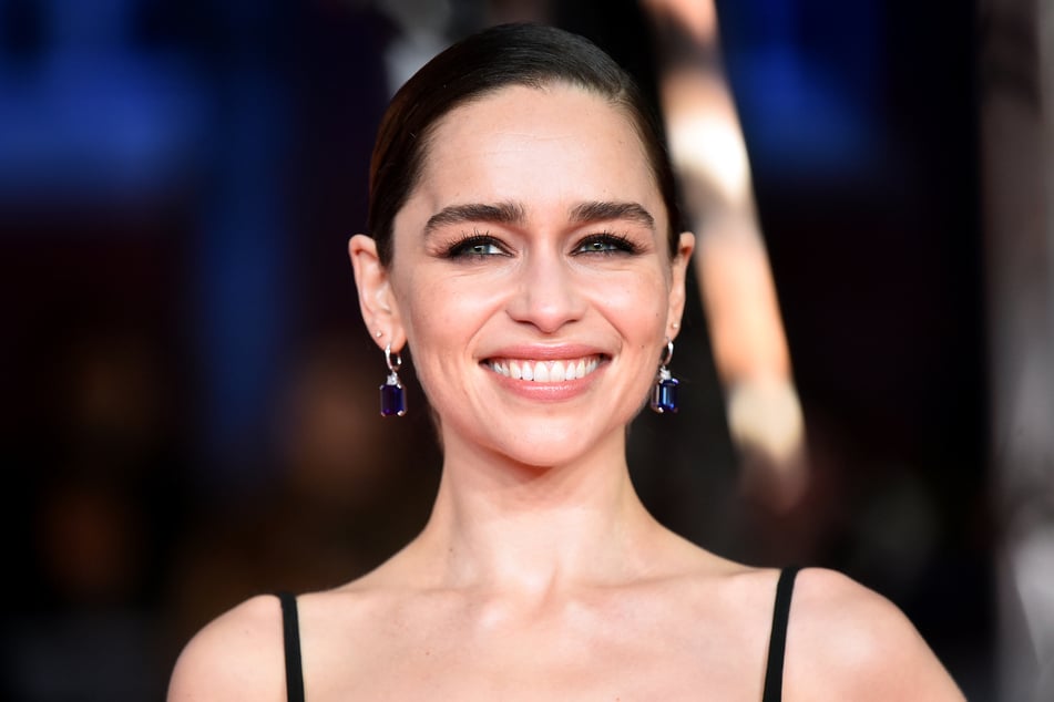 Emilia Clarke (39) hat sich bei einer Liebesszene die Rippe gebrochen.