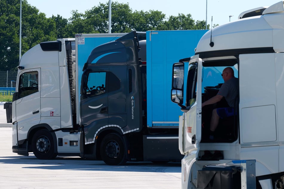 Auf einem Parkplatz an der A4 haben Unbekannte mehrere Hundert Liter Diesel abgezapft. (Symbolbild)