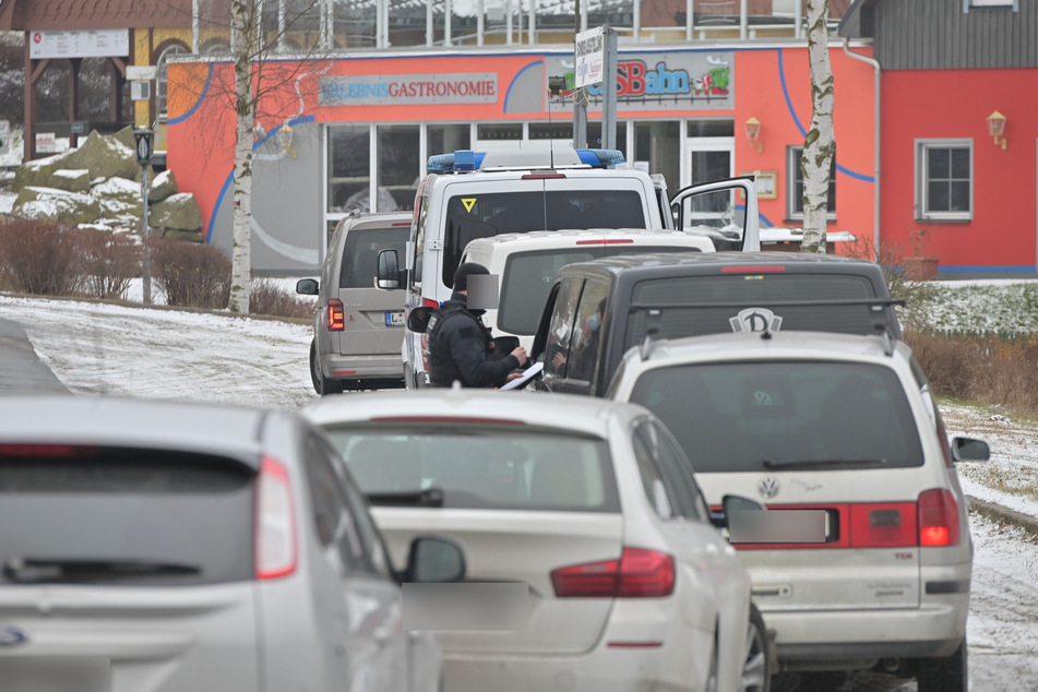 Am Kontrollpunkt auf dem Parkplatz stehen Autos aus Tschechien, Rottweil (Ba-Wü) und Dresden in einer Schlange. 34 Insassen wurden angezeigt.