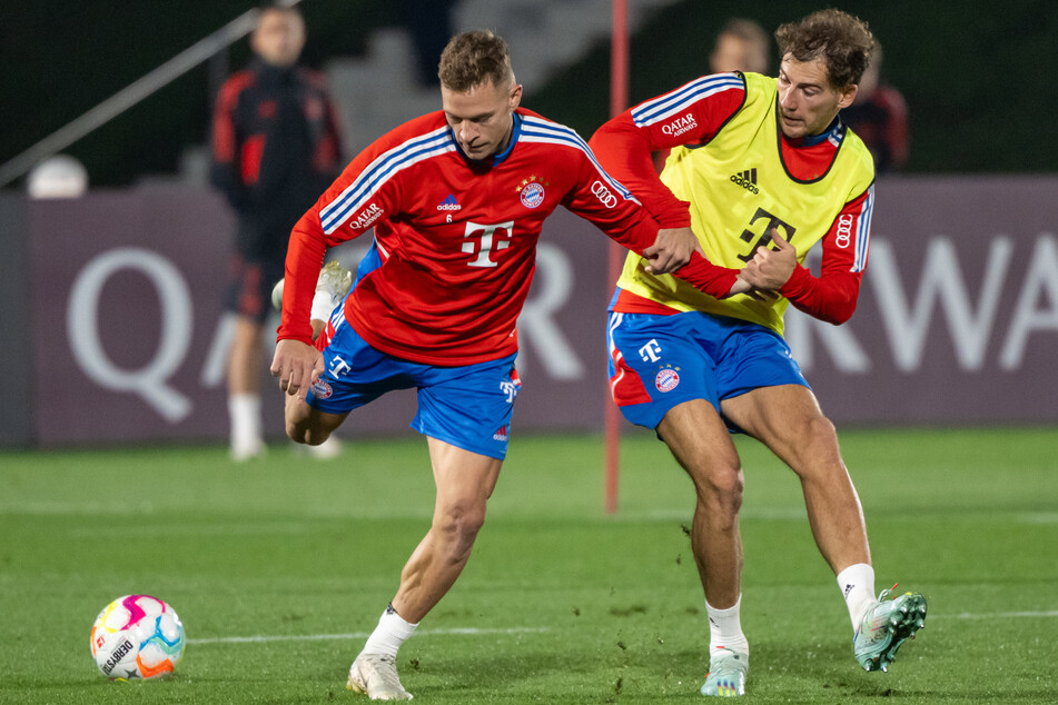 Nationalspieler Leon Goretzka (27, r.) befindet sich mit dem FC Bayern München derzeit im Wintertrainingslager in Katar.