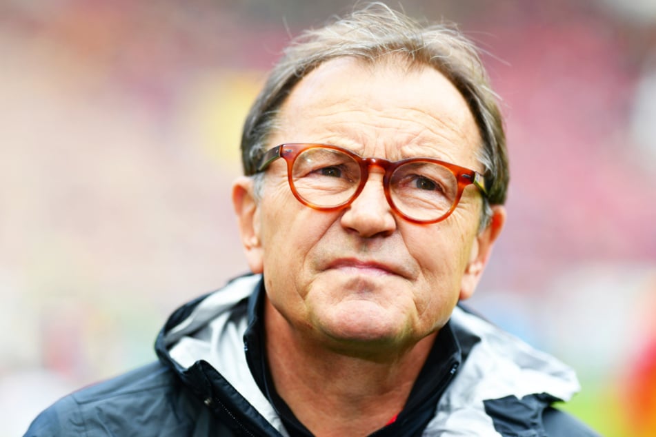 St. Pauils Ewald Lienen kritisiert die hohen Gehälter und großen Unterschiede zwischen einzelnen Vereinen.