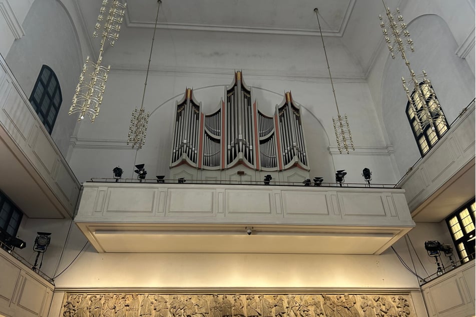 Zahlreiche Kameras wurden in der Dreikönigskirche aufgebaut, damit alles reibungslos abläuft.