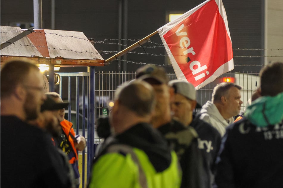 Mitten in der Nacht: 24-Stunden-Streik im Hamburger Hafen hat begonnen