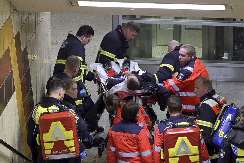 Rettungskräfte versorgen den verletzten HSV-Fan am U-Bahnhof Lattenkamp.