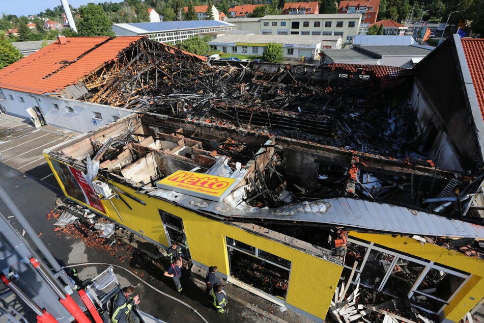 Zerstört! Hunderttausende Euro Schaden bei Brand eines Netto-Markts