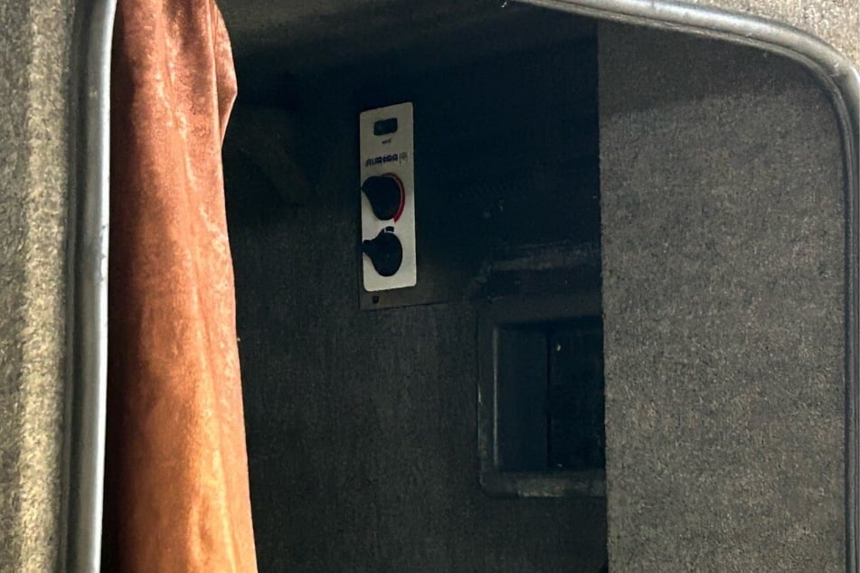 Hinter dieser Abdeckung zur Klimaanlage befand sich das Zigaretten-Versteck.